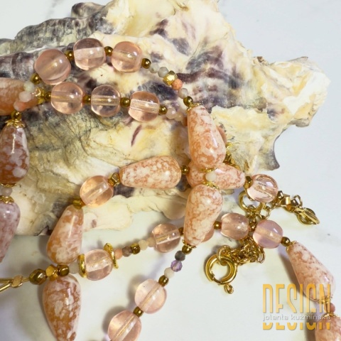 Naszyjnik Murano w odcieniach różu z antyczną zawieszką – rolled gold