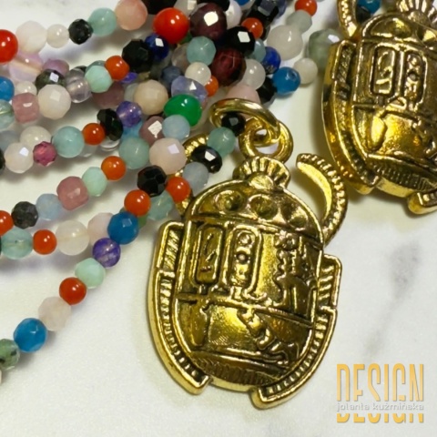 Unikatowy naszyjnik 9 sznurów z kamieni naturalnych i trzema skarabeuszami – srebro złocone 24K