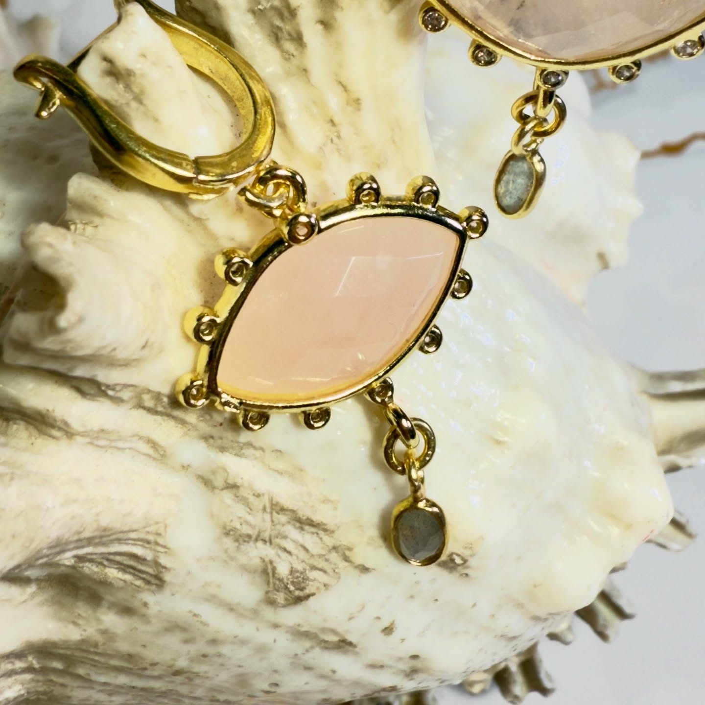 Jak dobrać kolczyki do kształtu twarzy? Kompletny przewodnik + idealny pomysł na prezent