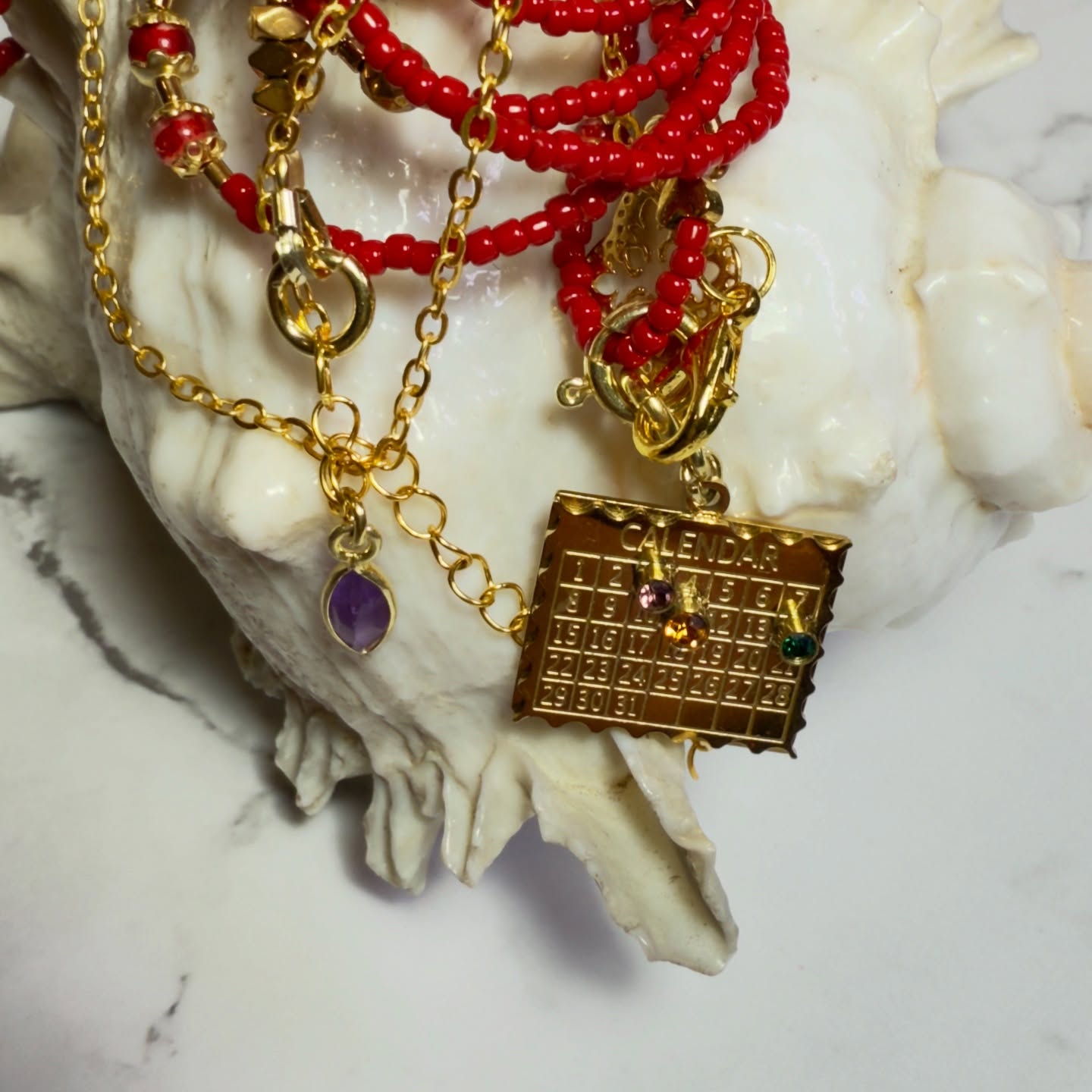 Koraliki Toho i kamienie naturalne w biżuterii – naszyjnik karminowy